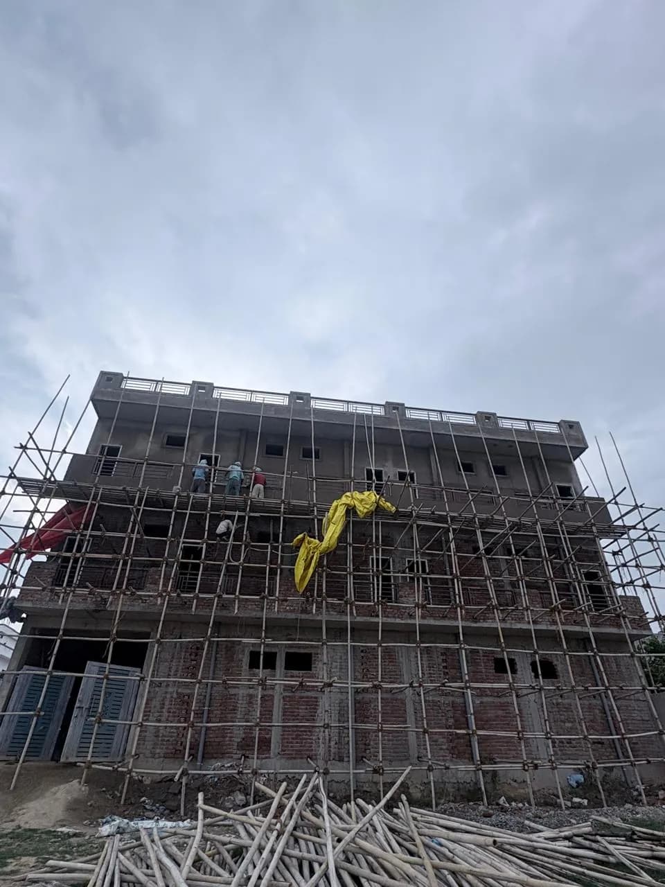 Building under scaffolding during plaster work