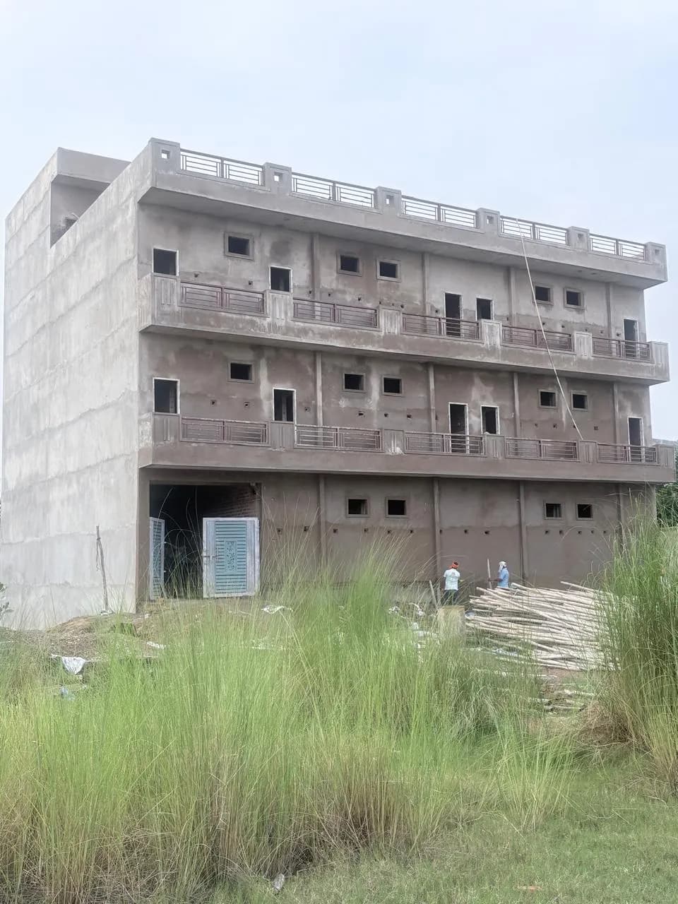 Four-storey plastered building with continuous balconies
